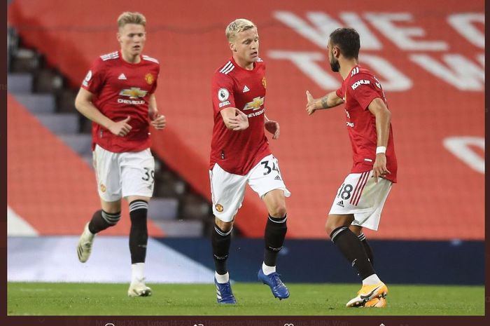 Donny van de Beek (tengah) mencetak gol untuk Manchester United ke gawang Crystal Palace dalam laga perdana mereka di Liga Inggris 2020-2021.