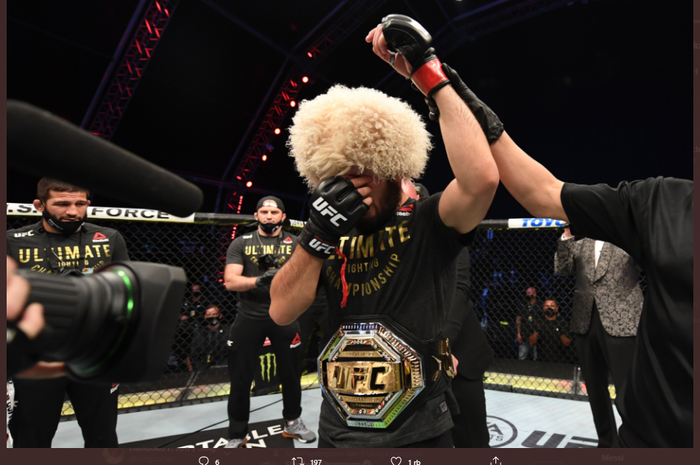 Petarung kelas ringan UFC, Khabib Nurmagomedov, menangis setelah menjadi pemenang pada ajang UFC 254, Minggu (25/10/2020).