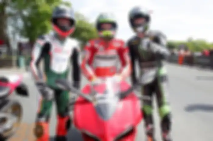Cal Crutchlow dan Bradley Smith saat jajal jalur Isle Of Man TT