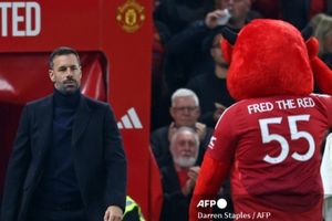 Man United dan Van Nistelrooy Terpongkeng di Kandang, Semakin Dekati Zona Degradasi