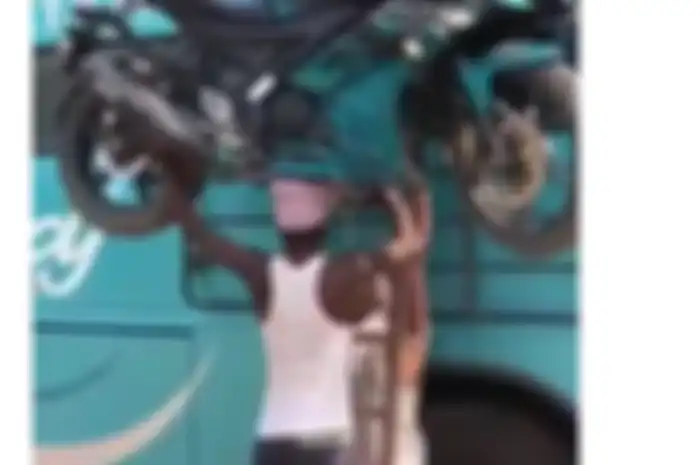 Angkut motor pakai kepala