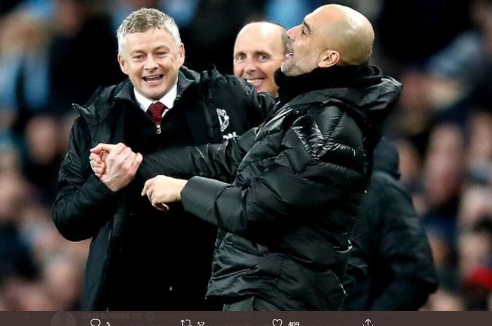 Ole Gunnar Solskjaer bersalaman dengan Pep Guardiola dalam duel Manchester United versus Manchester City.