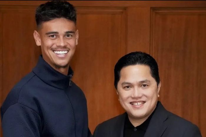 Pemain naturalisasi terbaru Timnas Indonesia Mees Hilgers bersalaman dengan Ketua Umum PSSI Erick Thohir.