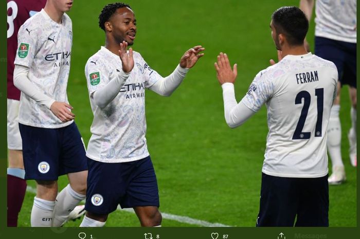 Raheem Sterling mencetak gol Manchester City ke gawang Burnley dalam partai Piala Liga Inggris.