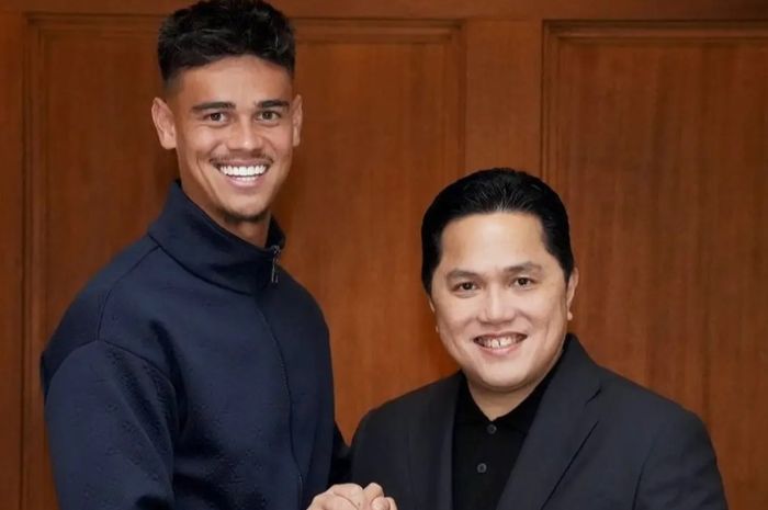 Pemain naturalisasi terbaru Timnas Indonesia Mees Hilgers bersalaman dengan Ketua Umum PSSI Erick Thohir.