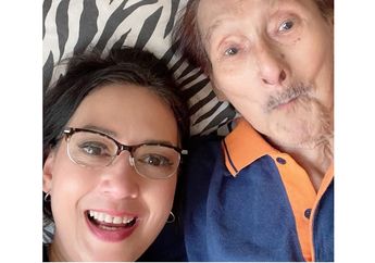 Sempat Foto Bareng Sang Ayah Beberapa Hari Sebelum Meninggal Dunia, Ira Wibowo Sudah Punya Firasat?