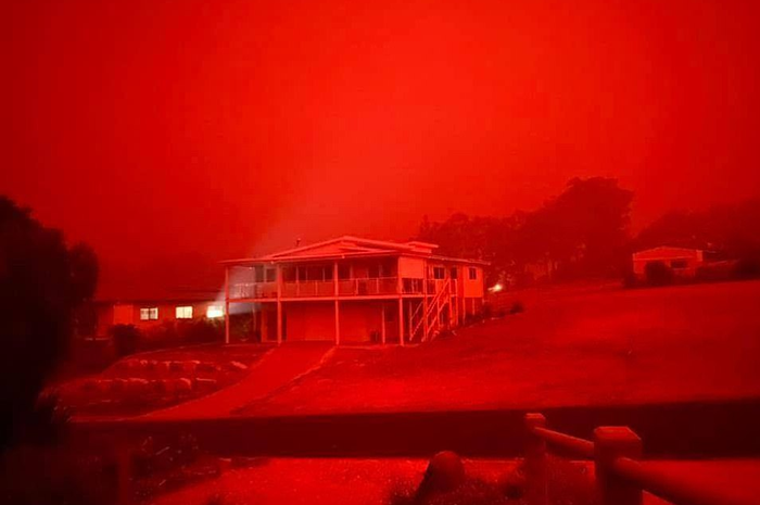 Selain langit yang berubah menjadi merah darah, adanya hujan batu bara panas beserta suara gemuruh mengerikan membuat penduduk panik