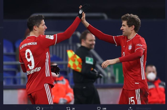 Robert Lewandowski dan Thomas Mueller mencetak gol Bayern Muenchen ke gawang Schalke dalam lanjutan Bundesliga, 24 Januari 2021.