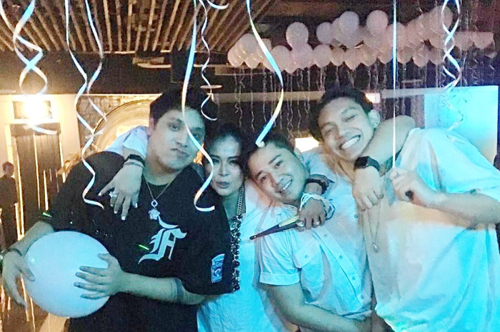 Jennifer Jill saat berpesta bersama anak sulungnya, Philo Armand dan teman-temannya. Jennifer Jill mengaku sudah memakai narkoba sejak tahun 2017. 