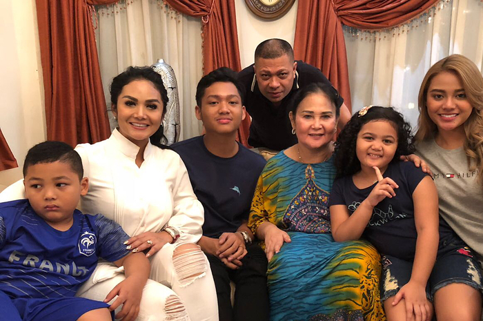 Krisdayanti, Raul Lemos foto bersama Aurel dan Azriel