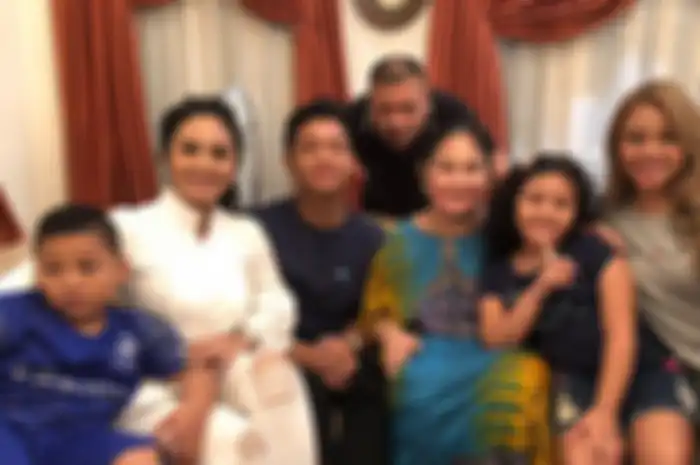 Krisdayanti, Raul Lemos foto bersama Aurel dan Azriel