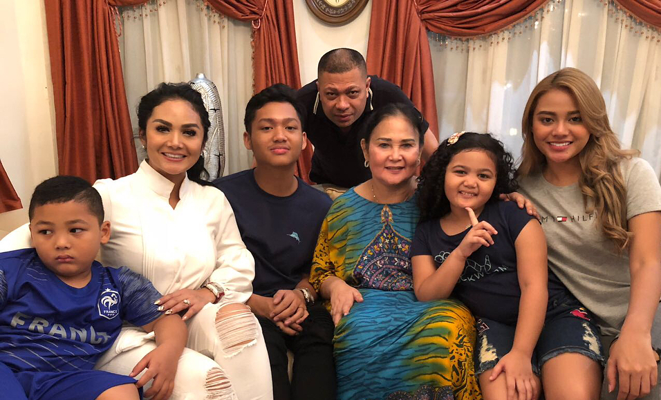 Krisdayanti, Raul Lemos foto bersama Aurel dan Azriel