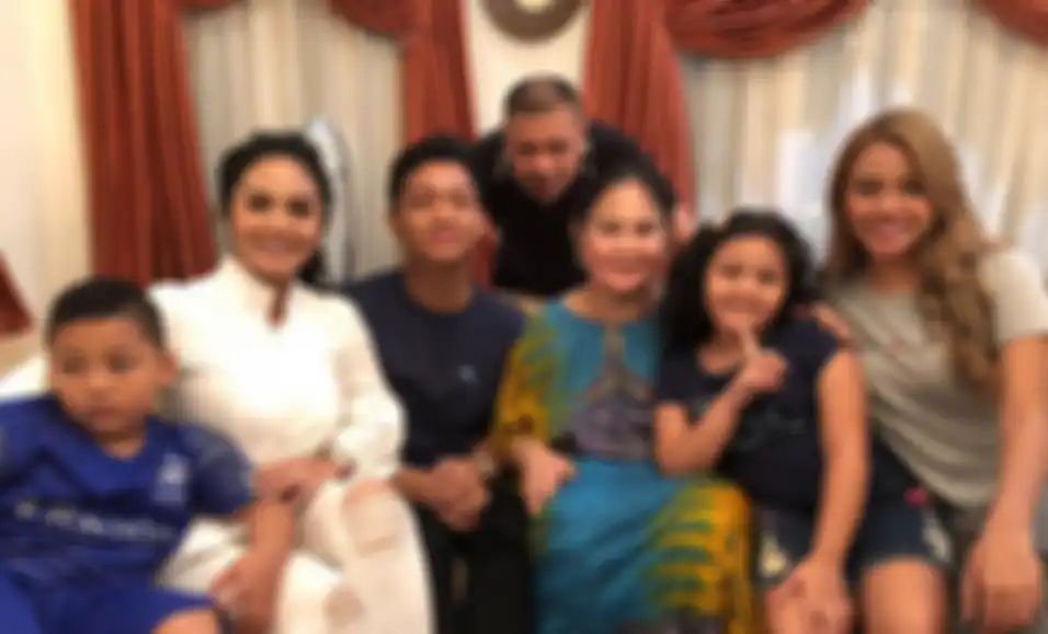 Krisdayanti, Raul Lemos foto bersama Aurel dan Azriel