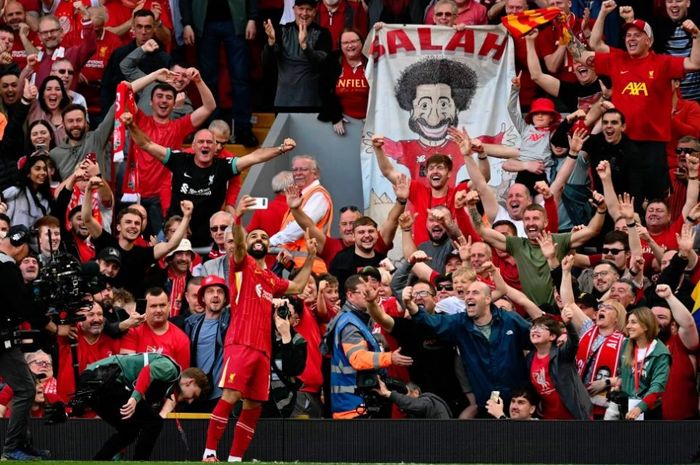 Mohamed Salah berswafoto dengan para penggemarnya seusai mempersembahkan gelar juara Liga Inggris kepada Liverpool di Stadion Anfield, Minggu, 27 April 2025.