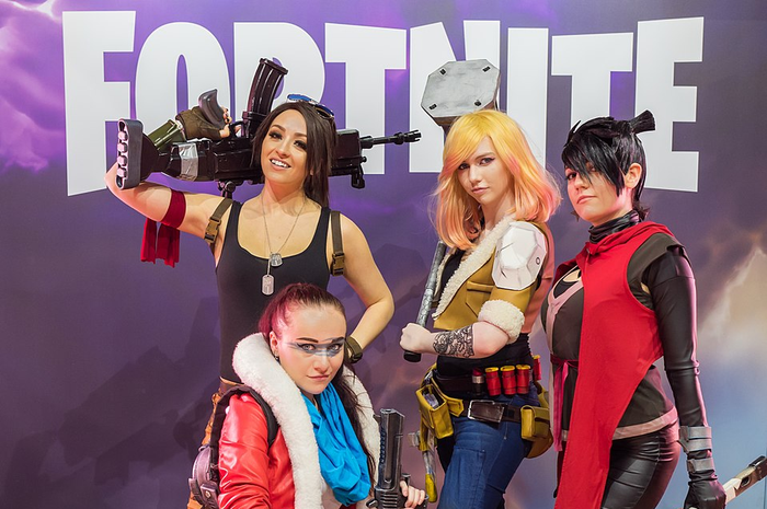 Para wanita cosplayer game Fortnite