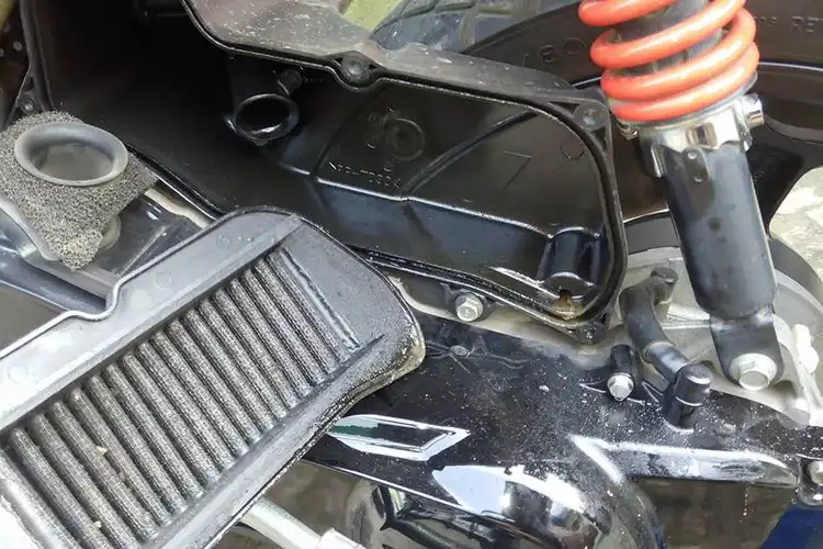 Masih Banyak yang Bingung, Ini Penyebab Oli Mesin Motor Naik ke Box Filter Udara