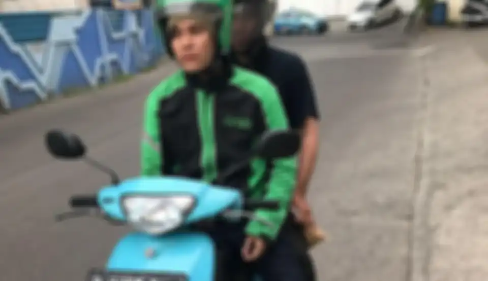 Calvin Dores, anak dari Deddy Dores bekerja sebagai ojek online.
