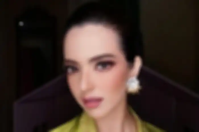 Paras cantik Nia Ramadhani mendadak kebanting saat foto bareng artis seksi ini hingga bikin netizen bereaksi
