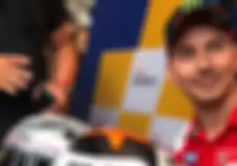 Minta Pendapat Netizen, Jorge Lorenzo Galau Pilih Desain Sarung Tangan dan Sepatu Balap