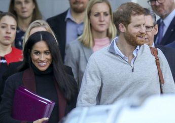 Sweet! Pangeran Harry Gandeng Meghan Markle Saat Tiba di Australia