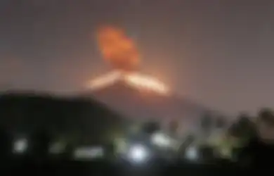 Gemuruh Terdengar Hingga Kaca Rumah Bergetar, Warga Baru Menyadari Gunung Agung Bali Erupsi