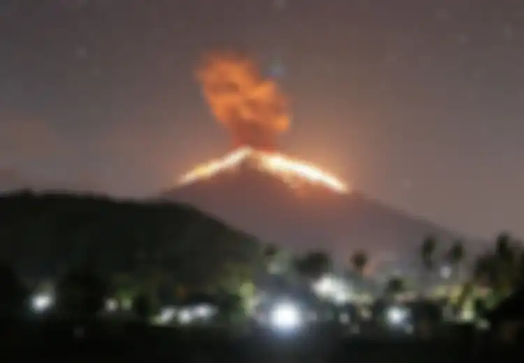 Gemuruh Terdengar Hingga Kaca Rumah Bergetar, Warga Baru Menyadari Gunung Agung Bali Erupsi