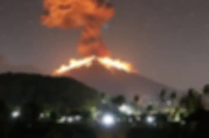 Gunung Agung kembali meletus.