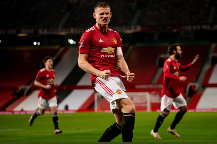 Gelandang Manchester United, Scott McTominay, mencetak gol kemenangan ke gawang Watford dalam ajang Piala FA, Sabtu (9/1/2021).