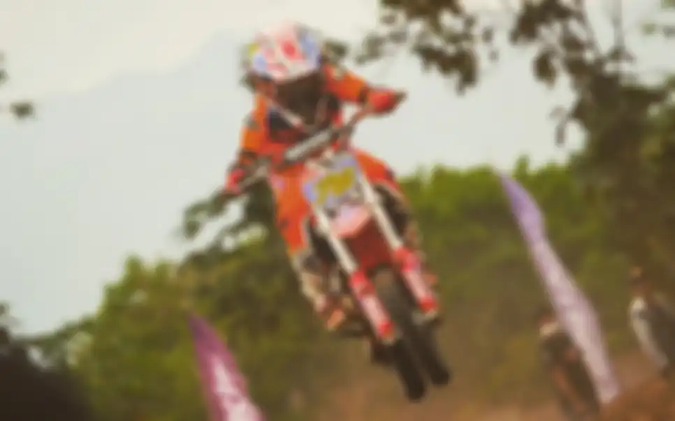 Aksi Nelson Cairoli di atas motor
