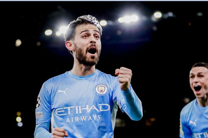 Gelandang serang Manchester City, Bernardo Silva, merayakan golnya ke gawang Real Madrid dalam laga leg pertama babak semifinal Liga Champions 2021-2022 di Stadion Etihad, Selasa (26/4/2022).