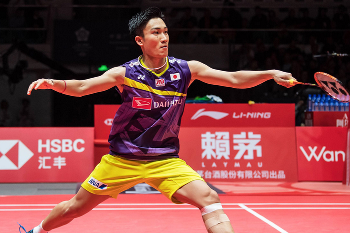 Pebulu tangkis tunggal putra Jepang, Kento Momota beraksi saat di BWF World Tour Finals 2019. 