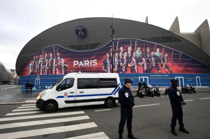 Stadion Parc des Princes di Paris, Prancis, dijaga polisi menjelang duel PSG kontra Barcelona pada 10 April 2024. Duel itu tetap digelar terbuka, sementara Timnas U-23 Indonesia versus Guinea dalam play-off Olimpiade Paris 2024 tertutup di lokasi yang jauh dari pusat kota Prancis.