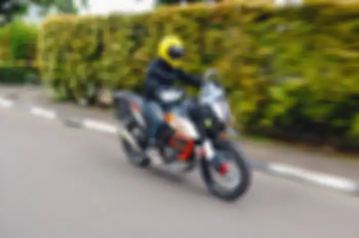 Ilustrasi turing dengan motor. Ini dia destinasi turing ke dataran tinggi yang dekat Jakarta, dijamin sejuk!