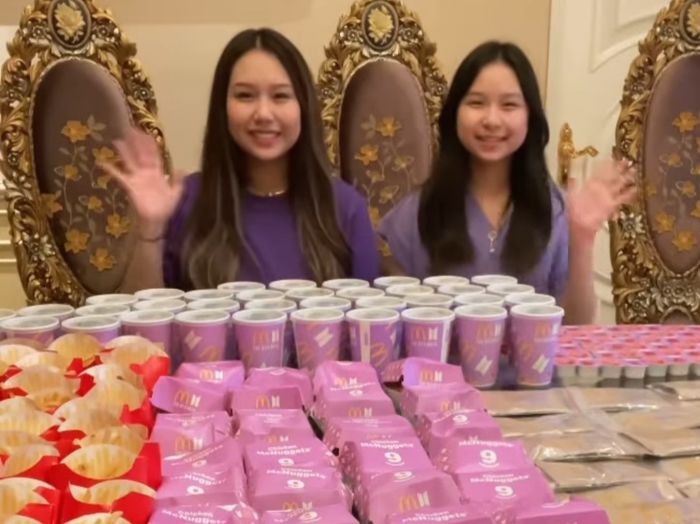 Tangkapan layar dari Instagram Sisca Kohl bersama adiknya Aliyyah Kohl yang me-review makanan BTS Meal.