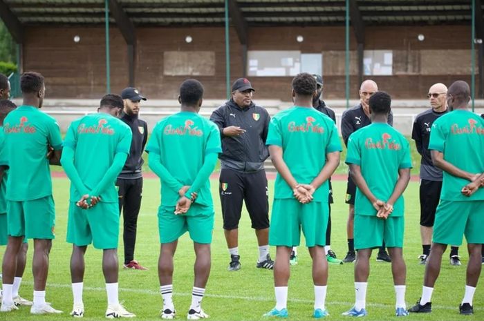 Pelatih Guinea Kaba Diawara (tengah) menyampaikan arahan kepada para pemainnya dalam persiapan menghadapi Timnas U-23 Indonesia pada play-off Olimpiade Paris 2024.