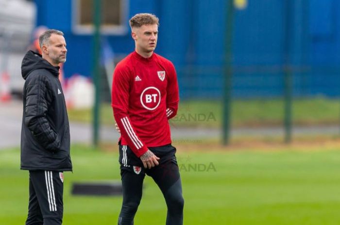 Bek tengah asal Wales, Joe Rodon (kanan), sedang bersama Ryan Giggs di momen latihan timnas Wales.