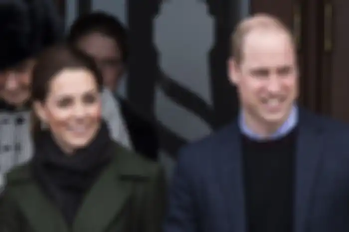 Elegan dengan Gaun Biru Es, Baju Kate Middleton Dibuat Oleh Desainer Misterius