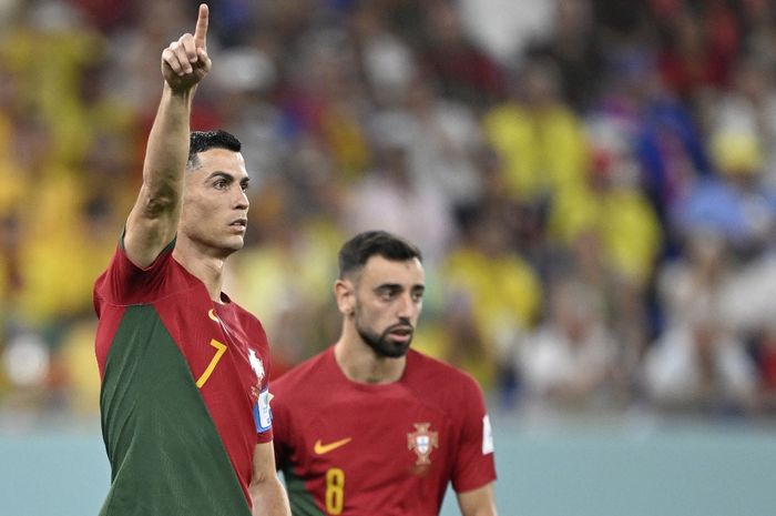 Cristiano Ronaldo dan Bruno Fernandes dalam duel Piala Dunia 2022 antara timnas Portugal vs Ghana di Stadion 974 (24/11/2022).