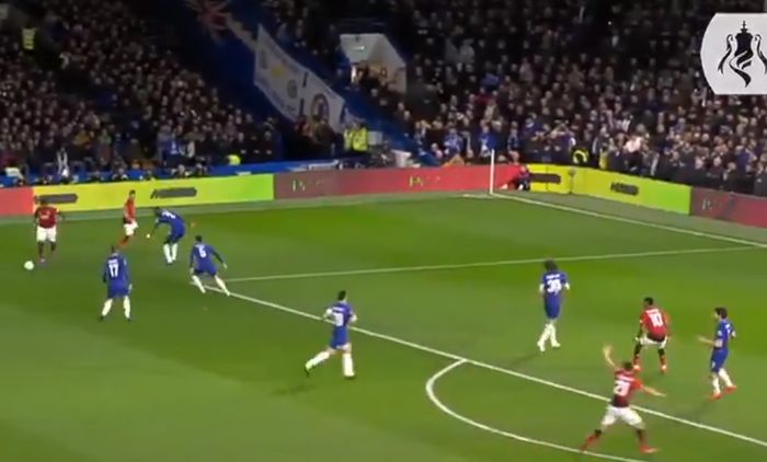 Gelandang Manchester United, Paul Pogba (kiri), melepaskan umpan dalam laga ronde kelima Piala FA kontra Chelsea di Stadion Stamford Bridge, Senin (18/2/2019).