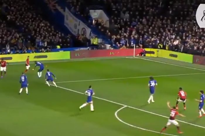 Gelandang Manchester United, Paul Pogba (kiri), melepaskan umpan dalam laga ronde kelima Piala FA kontra Chelsea di Stadion Stamford Bridge, Senin (18/2/2019).