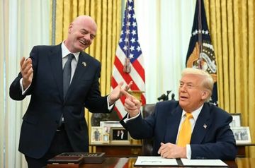 Presiden FIFA Gianni Infantino (kiri) berbincang dengan Presiden Amerika Serikat Donald Trump di Ruang Oval Gedung Putih, Jumat (7/3/2025).