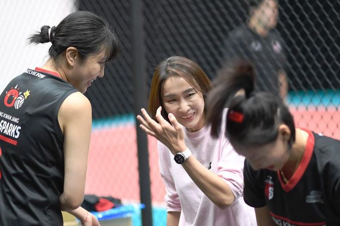 Mantan asisten pelatih Daejeon JungKwanJang Red Sparks, Lee Sook-ja (tengah) bersama dua setter, Yeum Hye-sen dan Kim Chae-na