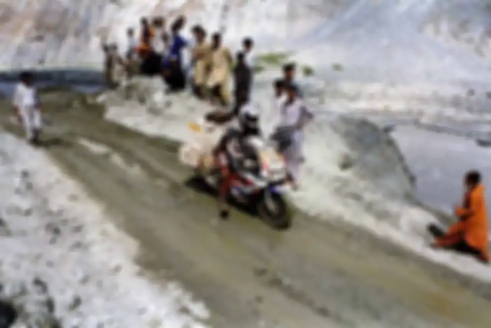 Sjaak riding naik CBR Fireblade di Nepal