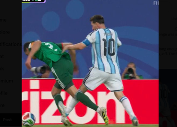 Lionel Messi dianggap selamat dari hukuman kartu saat menginjak betis pemain lawan dalam laga Timnas Argentina melawan Aljazair di fase grup Piala Dunia 2026 (16/6/2026).