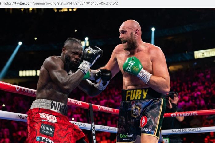Tyson Fury (kanan) saat menjotos Deontay Wilder (kiri) ketika melakoni trilogi di T-Mobile Arena, Las Vegas, Nevada, Amerika Serikat, Minggu (10/10/2021).