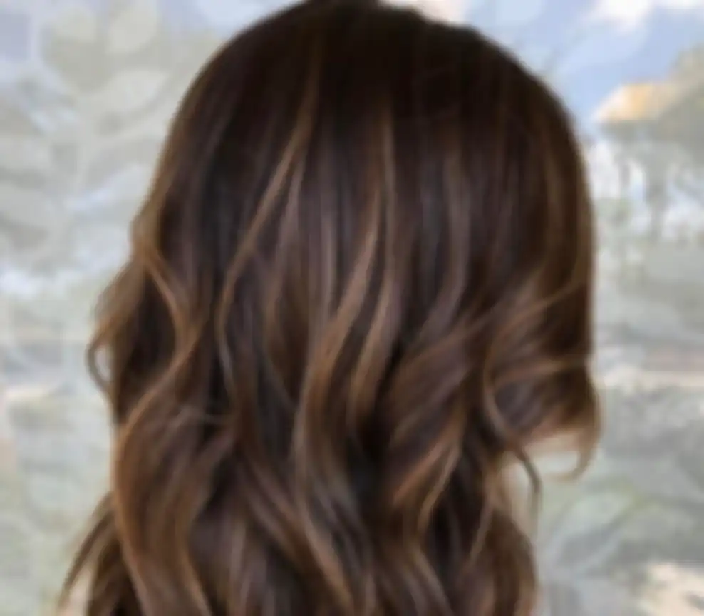 Warna rambut cokelat gelap dengan babylights