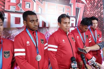 Pelatih Timnas U-16 Indonesia, Bima Sakti bersama para pemain saat menemui awak media setelah acara Konser 17an Indonesia Juara di Studio Indosiar, Daan Mogot, Jakarta Barat, Rabu (17/8/2022).
