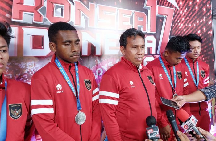 Pelatih Timnas U-16 Indonesia, Bima Sakti bersama para pemain saat menemui awak media setelah acara Konser 17an Indonesia Juara di Studio Indosiar, Daan Mogot, Jakarta Barat, Rabu (17/8/2022).