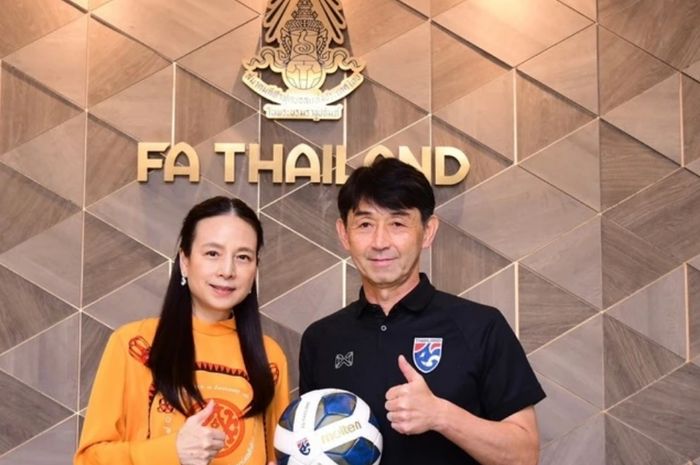 Madam Pang menggelar rapat penting bersama Pelatih Timnas Thailand Masatada Ishii dalam rangka persiapan Kualifikasi Piala Dunia 2026.