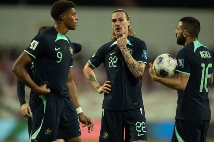 Pemain kawakan Timnas Australia Jackson Irvine (tengah) berdiskusi dengan rekan-rekannya saat melawan Bahrain di Riffa dalam putaran ketiga Kualifikasi Piala Dunia 2026 zona Asia, Rabu (20/11/2024) dini hari WIB.